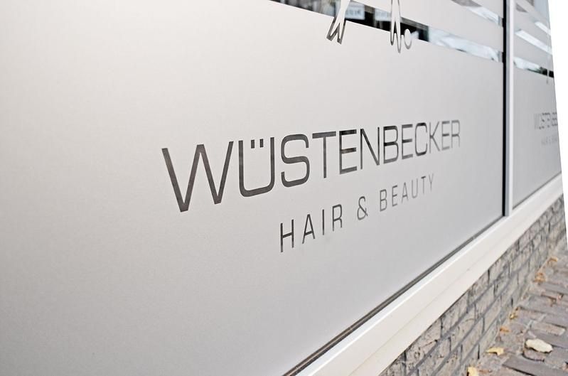 Schaufensterbeschriftung Wüstenbecker Hair and Beauty