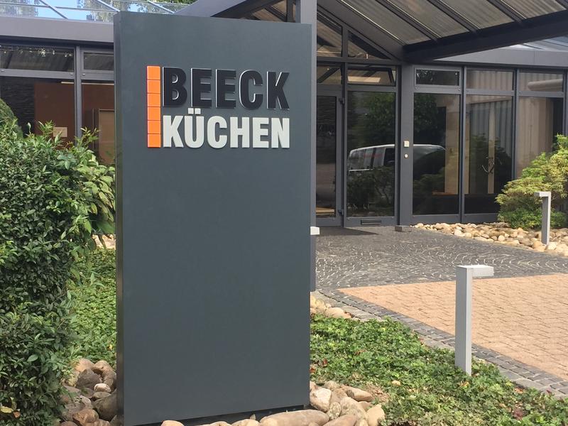 Leuchtpylone Beeck Küchen